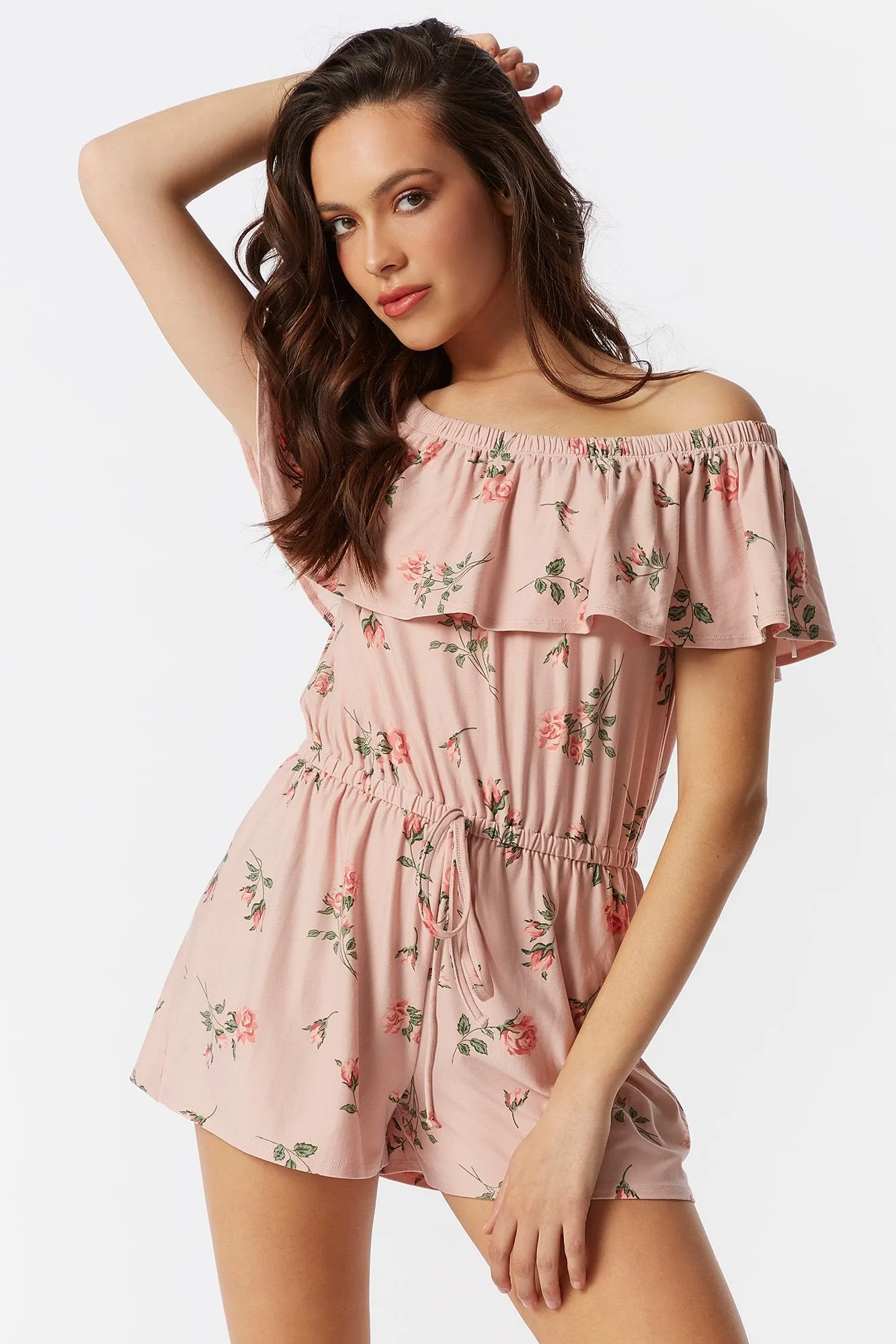 Combi-short volanté rose fleuri doux avec épaules dénudées