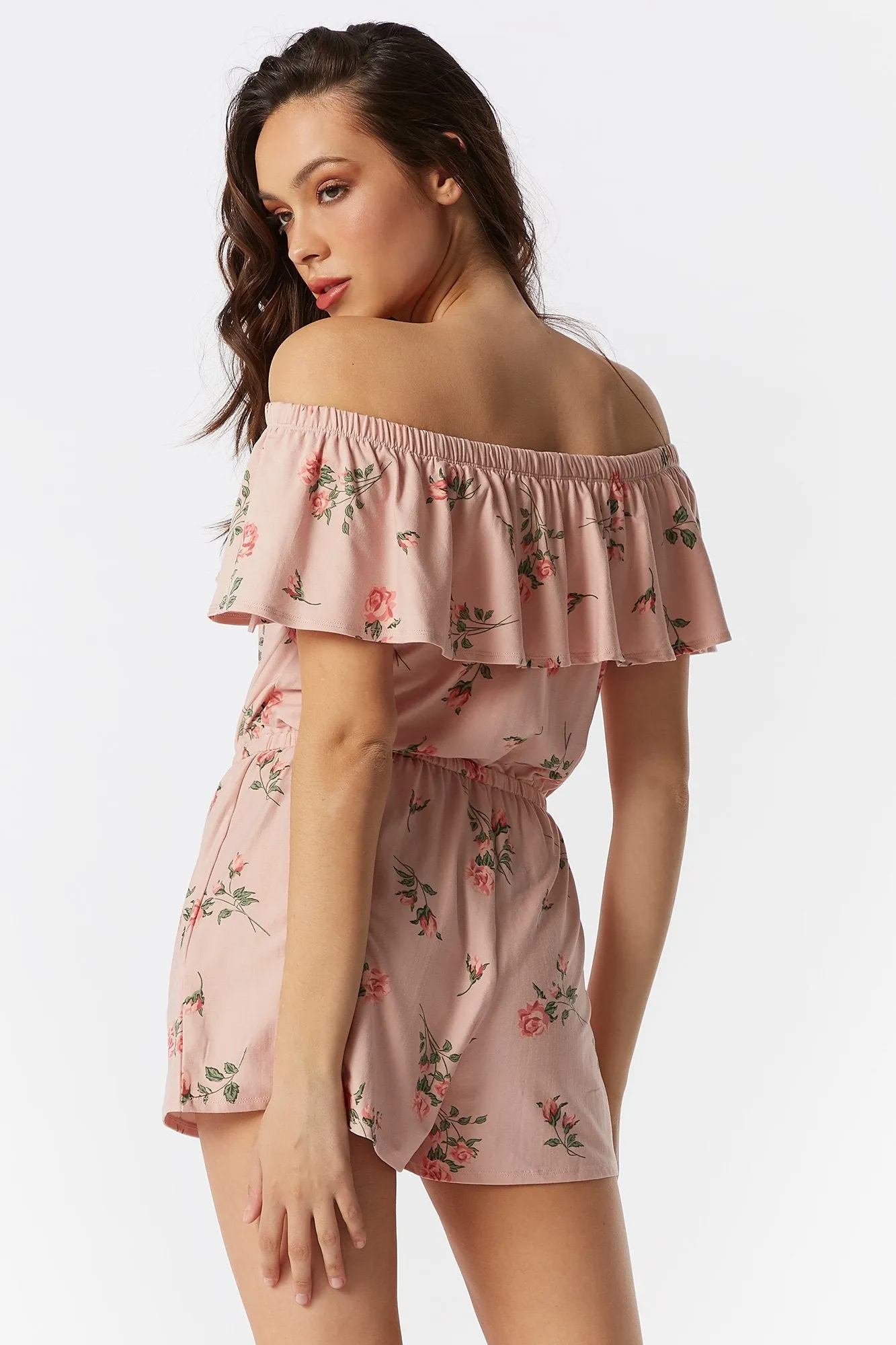 Combi-short volanté rose fleuri doux avec épaules dénudées