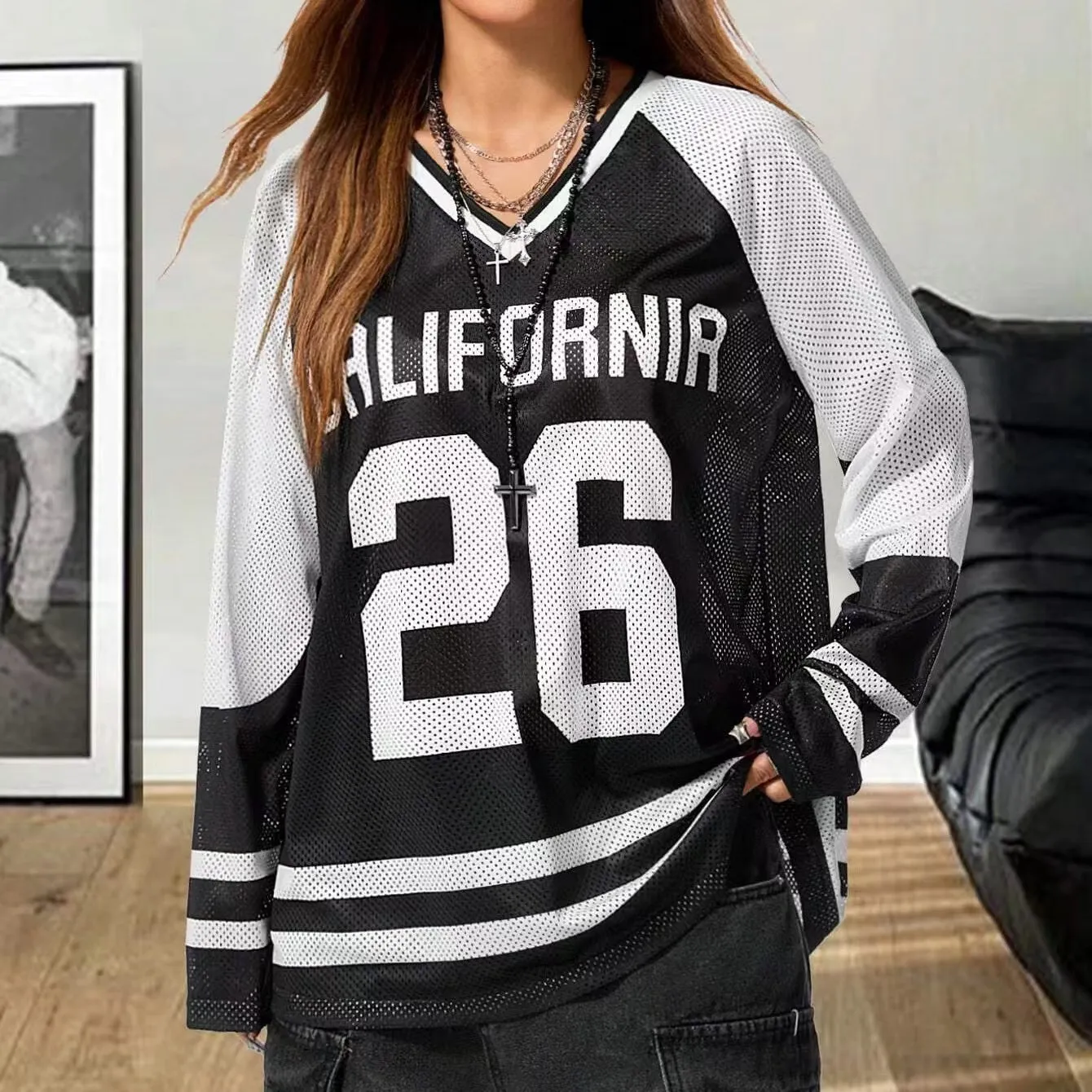 loose long-sleeved T-shirt