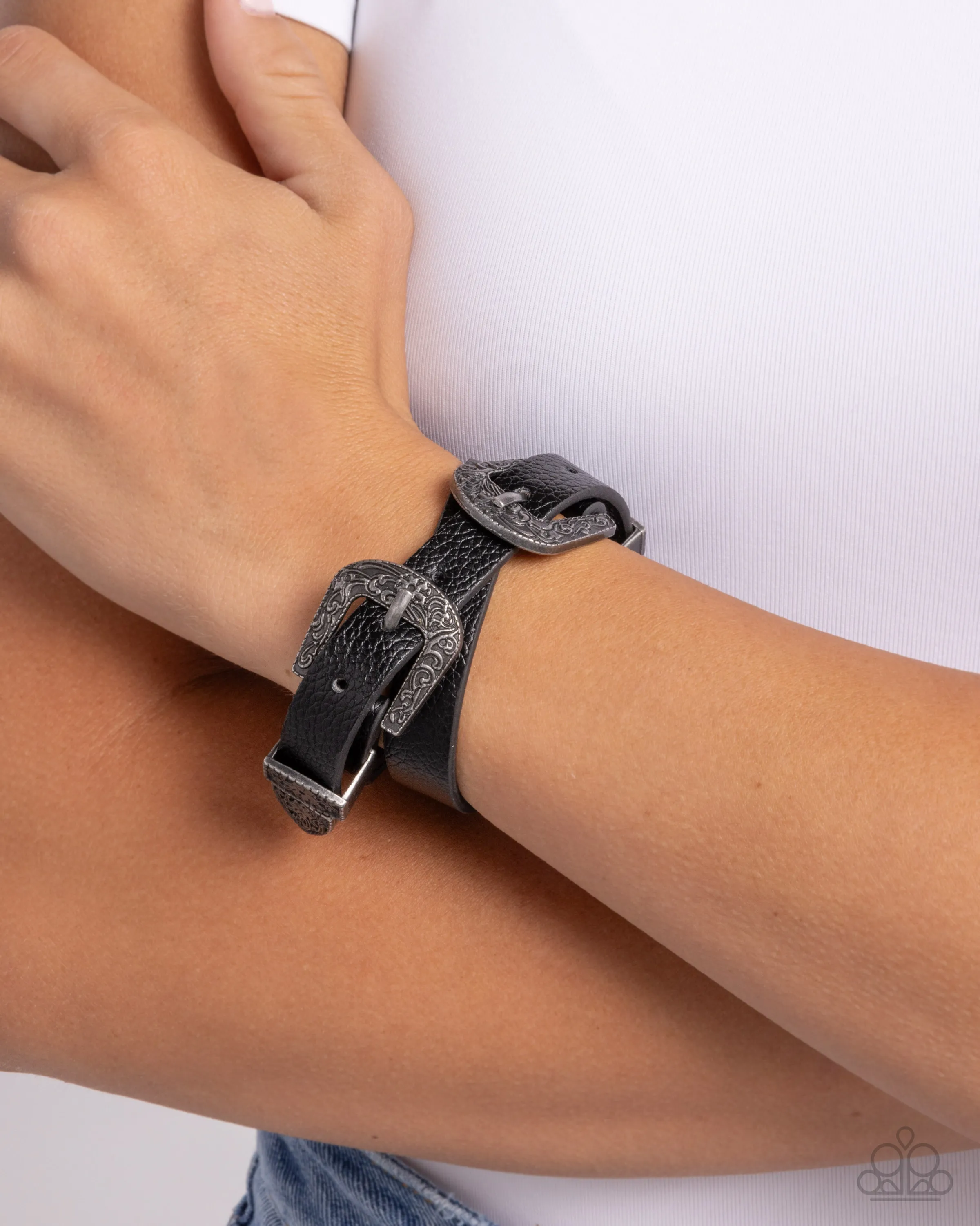 Paparazzi Buckle TOWN - Black Bracelet