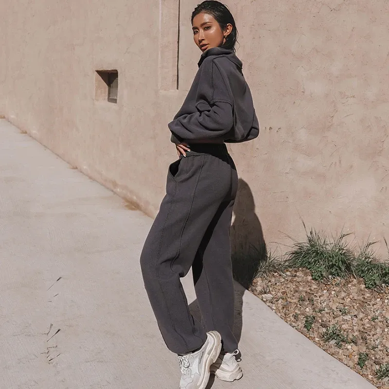 Two-Piece Longsleeve Turtle Neck Sports Suit – Oversized Polo Zipper Sweatshirt and Jogger Pants for Autumn Comfort